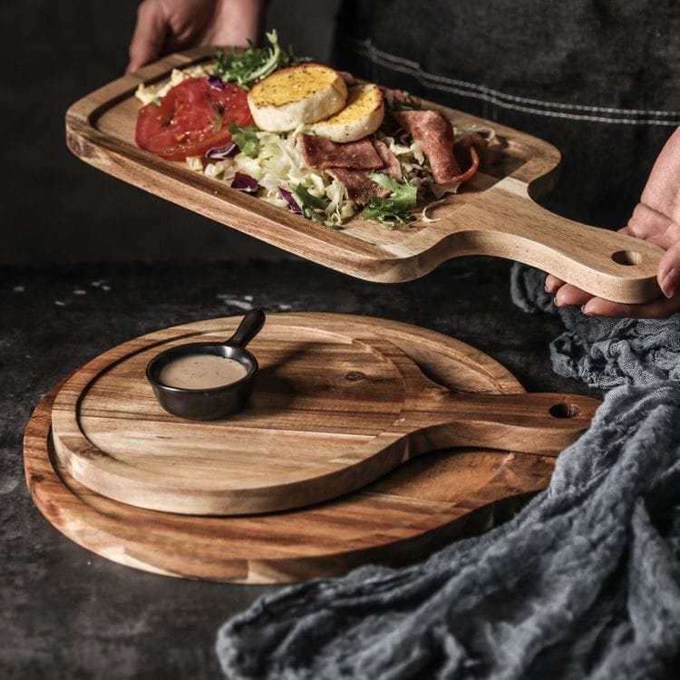 Rechteckiges Serviertablett aus Holz mit Griff für einen Frühstücksteller. Ideal für Steak oder Frühstück, als Großhandelstablett aus Holz.