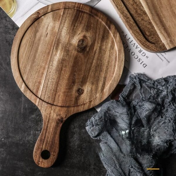 Serviertablett aus Holz mit Griff. Ideal für Steak oder Frühstück.