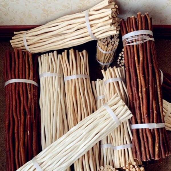 Verschiedene Bündel aus Naturholzstäbchen in Creme und Braun, perfekt zum Selberbasteln. Großhandel Holz Stäbchen.