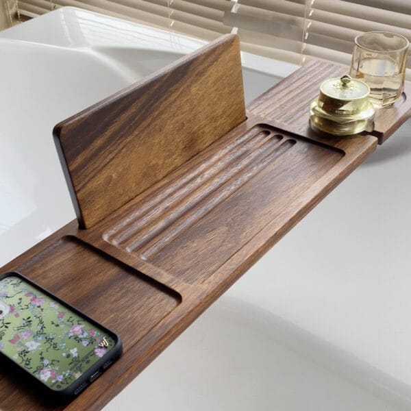 Badewannenablage aus Walnussholz mit Telefon- und Getränkehaltern. Rutschfestes Design.