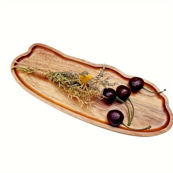 Elegantes Serviertablett aus Akazienholz mit Kirschen und getrockneten Blumen. Perfekt für Snacks oder Frühstück.