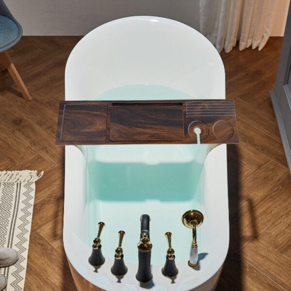 Badewannenablage aus Walnussholz mit rutschfestem Design. Freistehende Badewanne mit Wasser- und Goldarmaturen.