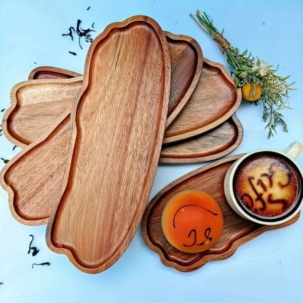 Elegante, unregelmäßige Serviertabletts aus Akazienholz; ideal für Snacks und Frühstück. Holztabletts auch im Großhandel erhältlich.