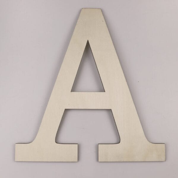 Große Holzbuchstaben für kreative Dekoration