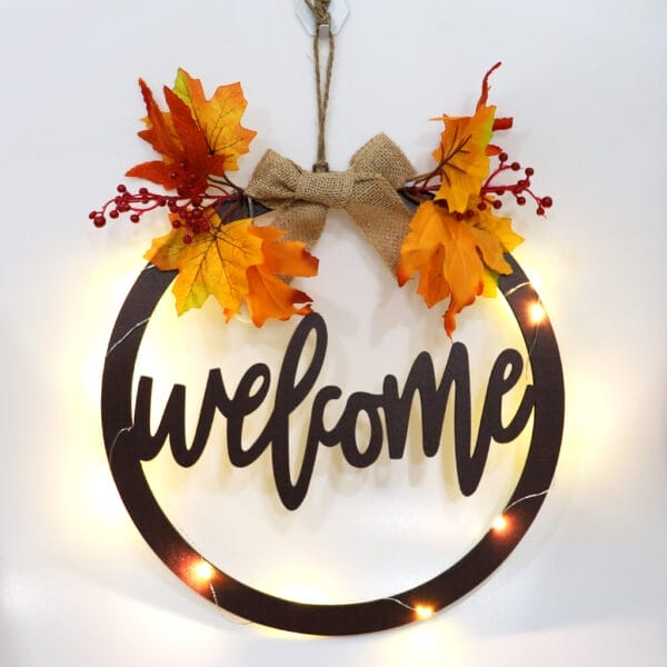 Herbstlicher Willkommenskranz mit LED-Lichtern und „Willkommen“-Schild. Perfekte Herbstdeko für Ihr Zuhause.
