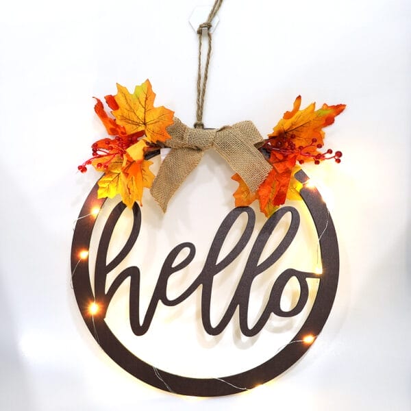 Herbstlicher „Hallo“-Holzkranz mit LED-Lichtern und Schleife aus Sackleinen. Perfekte Herbstdeko für Zuhause.