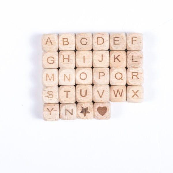 Holzperlen Buchstaben A bis Z sowie einem Stern und einem Herz. Ideal für Bastelprojekte mit Kindern.