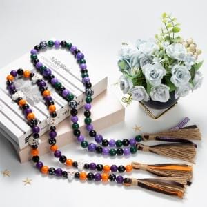 Halloween-Holzperlengirlande mit orangefarbenen, violetten und grünen Perlen und Quasten.