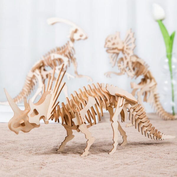Drei 3D-Dinosaurier-Puzzles aus Holz: ein Triceratops, ein Stegosaurus und ein Dilophosaurus. Toll für Kinder!