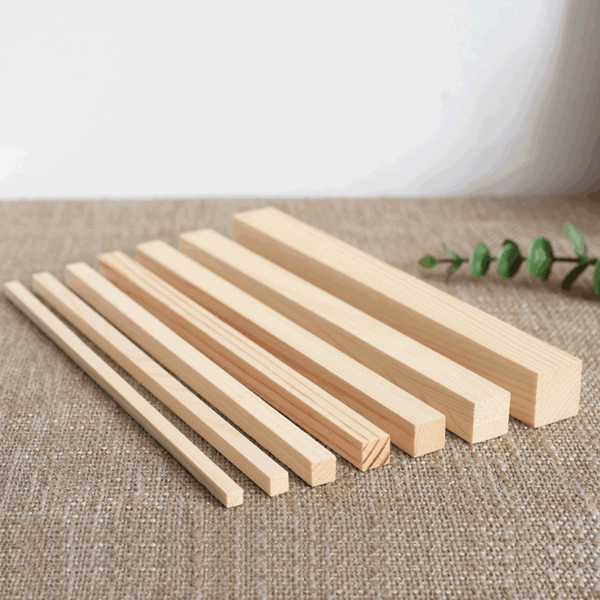 Quadratische Kiefernholzdübel in verschiedenen Größen für Bastelprojekte. Holzstäbe im Großhandel.