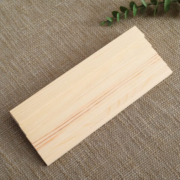 Stapel quadratischer Kiefernholzdübel für Bastelprojekte. Holzstäbe im Großhandel.