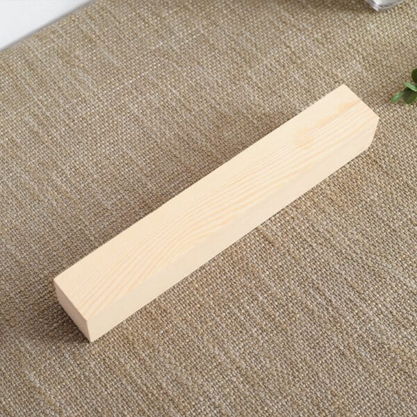 Heller, rechteckiger Kiefernholzdübel auf Jutegewebe. Ideal für Heimwerker- und Holzbearbeitungsprojekte.