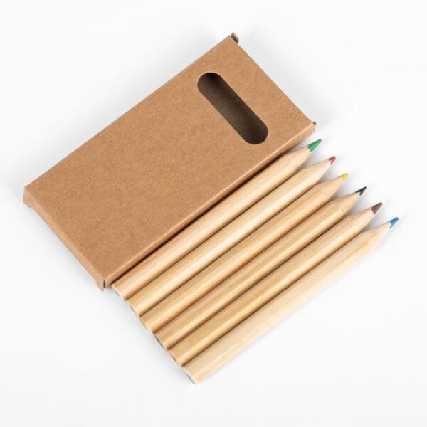 Sechs bunte Mini-Holzstifte in einer Pappschachtel, perfekt für Kunstprojekte von Kindern. Mini-Holzstifte im Großhandel.