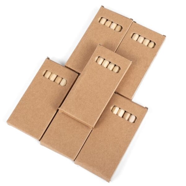 Stapel von Pappkartons gefüllt mit Mini-Buntstiften aus Holz. Mini-Buntstifte aus Holz für Kinder im Großhandel.
