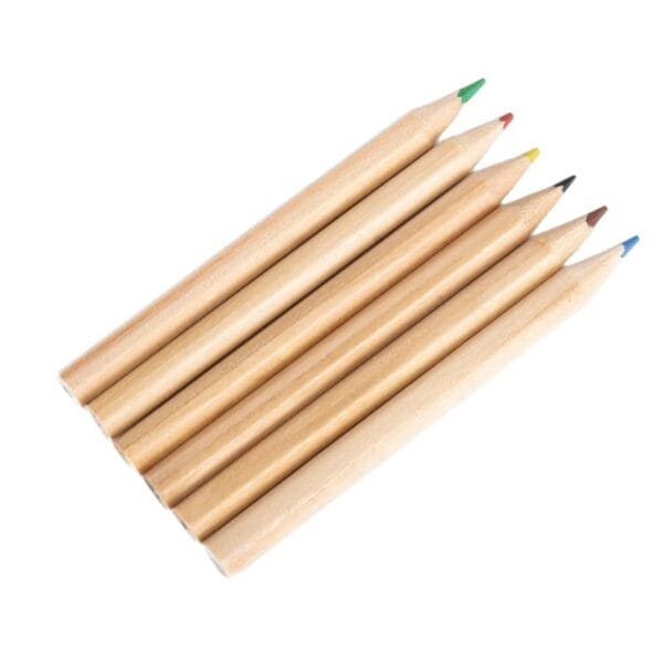 Sechs bunte Mini-Holzstifte, perfekt für Kinder-Kunstprojekte. Mini-Holzstifte im Großhandel erhältlich.
