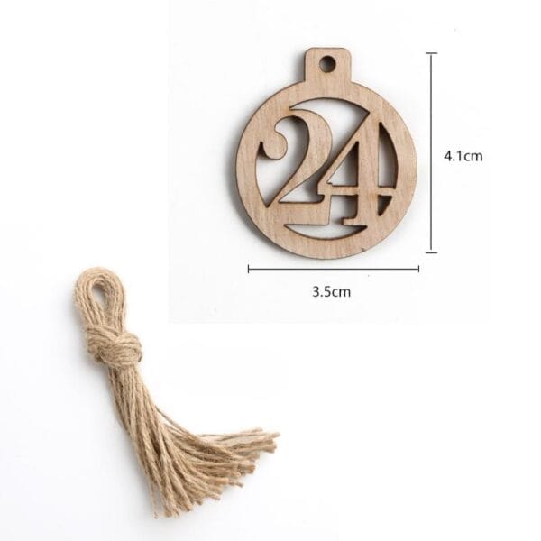 Weihnachtsschmuck aus Holz mit der Zahl 24, ideal für Adventskalender. Maße: 4,1 cm x 3,5 cm.