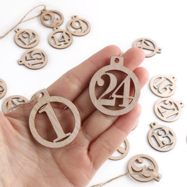 Hölzerner Adventskalender mit den Zahlen 1-24. Großhandel mit Holzschmuck für die Adventszeit.