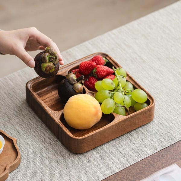Elegante Snackschale aus Walnussholz mit verschiedenen Früchten. Perfekt für Desserts und Snacks.
