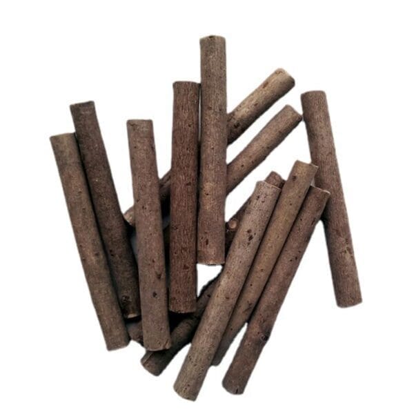 Eine Handvoll kleiner, brauner Holzstäbe, perfekt für Heimwerkerarbeiten. Großhandel mit Naturholzdübeln.