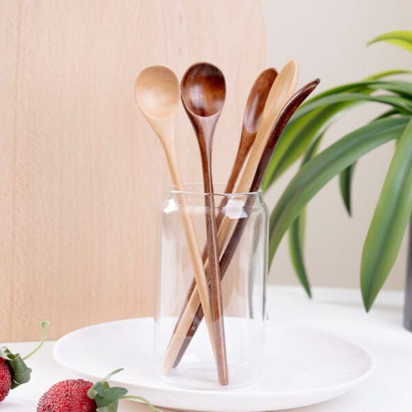 Holzlöffel mit langem Griff im Glasgefäß. Ideal für Kaffee und Tee.