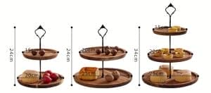 Tablett aus Holz: Zweilagige und dreilagige runde Serviertabletts mit Obst und Snacks.