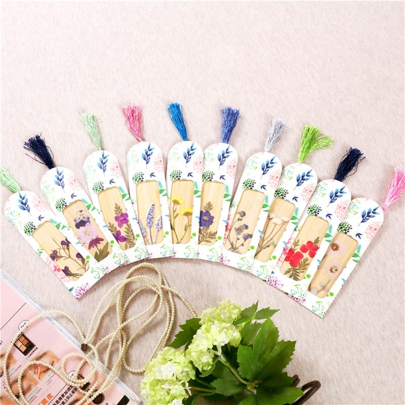 Sortiment handgefertigter Lesezeichen aus Holz mit echten gepressten Blumen. Lesezeichen im Großhandel erhältlich.