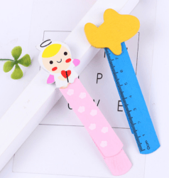 Zwei niedliche Lesezeichen aus Holz mit Linealen: ein Engel und ein Flugzeug. Holz-Lesezeichen.