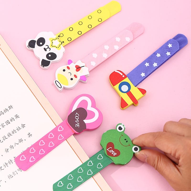 Hölzerne Cartoon-Lesezeichen und Lineal für Studenten auf rosa Hintergrund