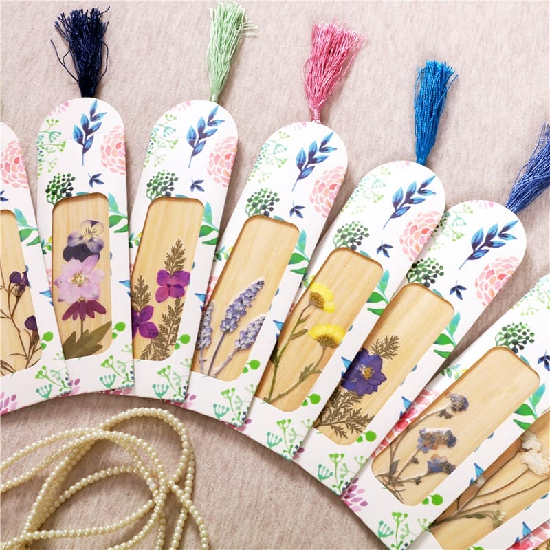 Sortiment handgefertigter Lesezeichen aus Holz mit echten gepressten Blumen. Lesezeichen im Großhandel erhältlich.