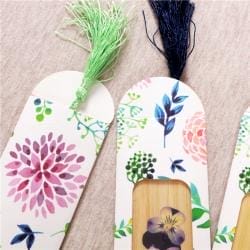 Florale Lesezeichen aus Holz mit echten gepressten Blumen. Großhandel Lesezeichen aus Holz.