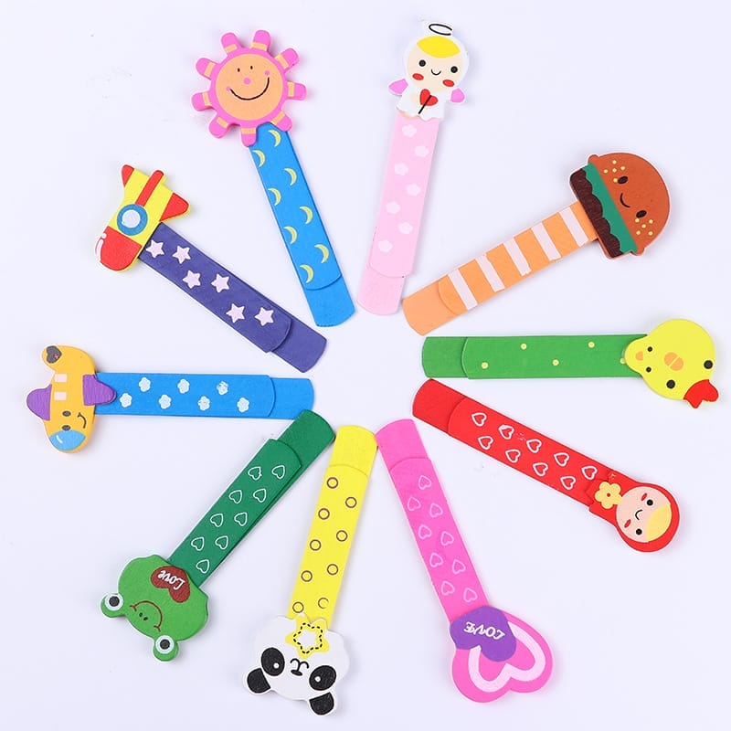 Bunte Cartoon-Holzlesezeichen mit Tieren und Symbolen auf weißem Hintergrund