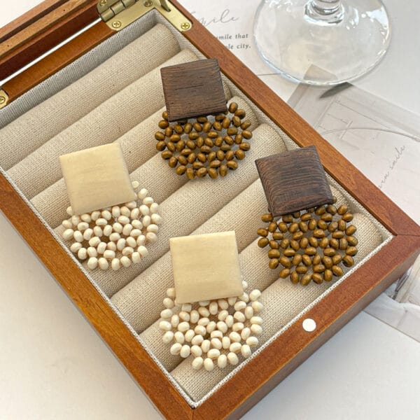 Ohrringe aus Holz in Beige und Braun; geometrisches Design. Großhandelsohrringe aus Holz.