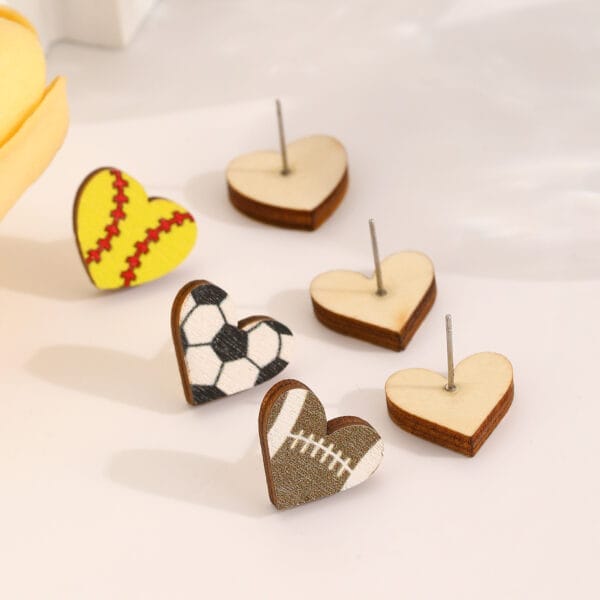 Herzohrringe aus Holz mit Sportball-Motiven. Großhandelsoptionen verfügbar.