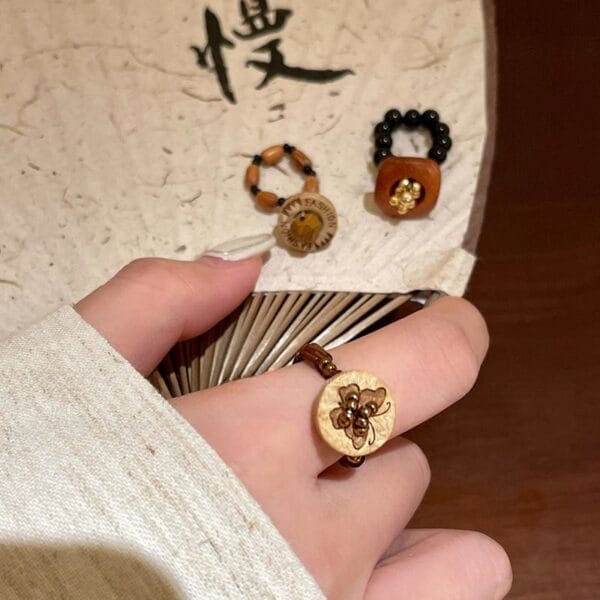 Handmodellierte Vintage-Ringe aus braunen Holzperlen mit einzigartigem Design. Großhandel mit Holzringen.