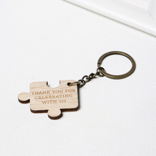 Puzzle-Schlüsselanhänger aus Holz mit der Gravur „Danke, dass Sie mit uns gefeiert haben“. Schlüsselanhänger aus Buchen- und Walnussholz im Großhandel.
