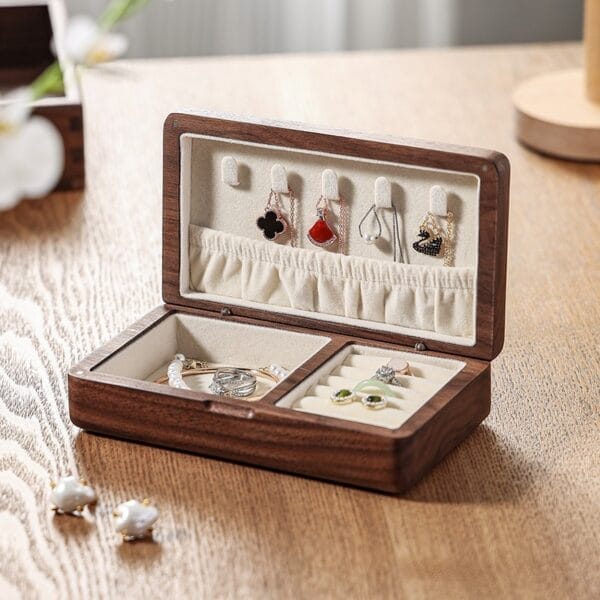 Schmuckschatulle aus Holz mit Fächern für Ohrringe und Ringe. Hochwertiges schwarzes Walnussholz.