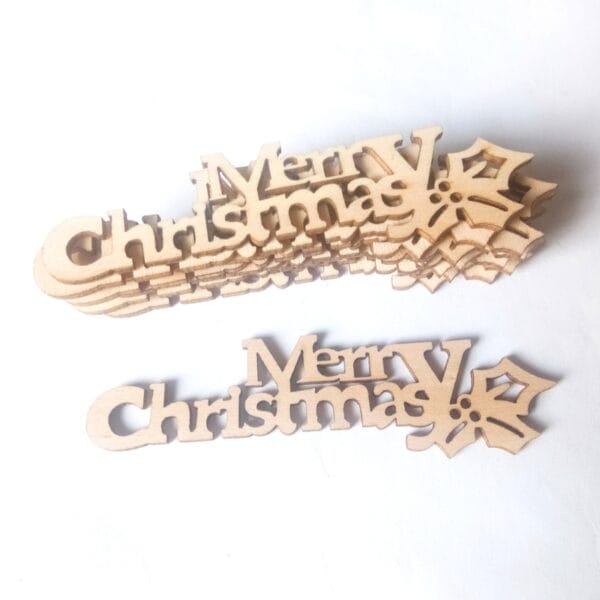 Stapel hölzerner "Frohe Weihnachten"-Ornamente mit Stechpalmen-Design. Weihnachtsdekorationen im Großhandel.