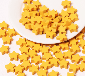 Gelbe Stern Holzperlen auf einem weißen Teller, sterne aus holzperlen.