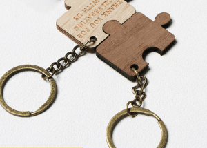 Schlüsselanhänger aus Holz mit Gravur, Puzzle-Design. "Thank you for celebrating with us" Gravur.