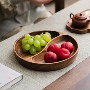 Kleine Holzschale mit Trauben und Pflaumen. Elegante Nussbaum-Schale für Snacks.