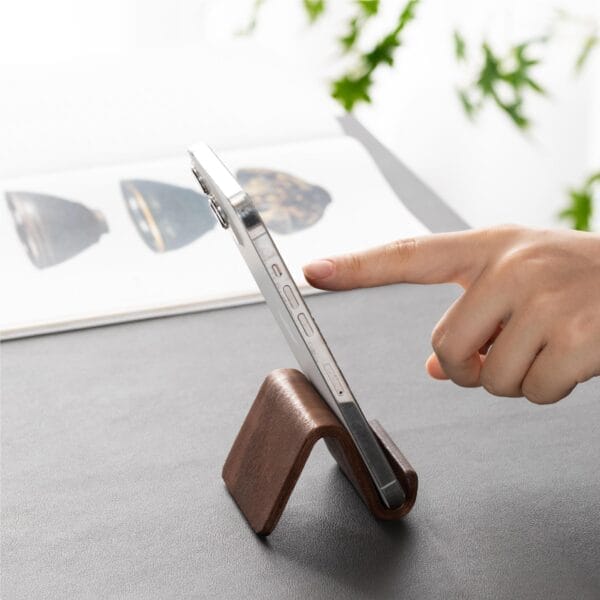 Telefonständer aus Holz für ein Smartphone. Minimalistisches Design aus schwarzem Walnussholz.