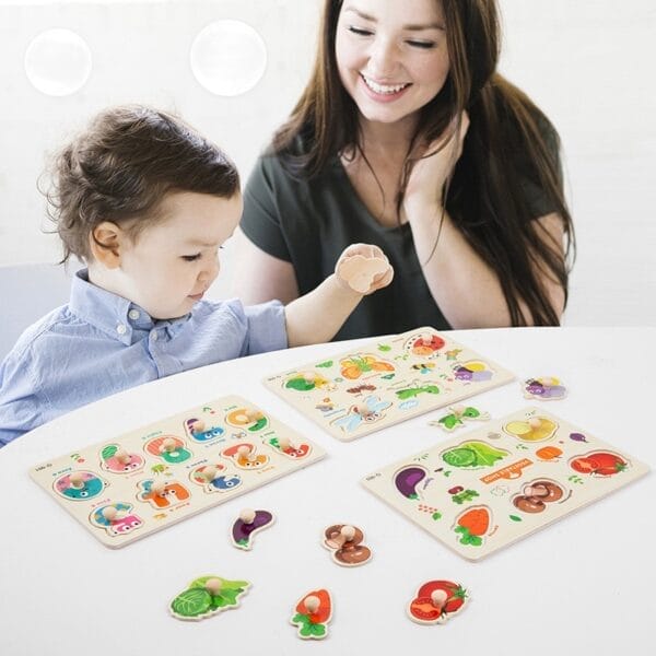 Kleinkind spielt mit einem hölzernen Montessori-Puzzle mit Insekten und Gemüse. Großhandel Steckpuzzle.
