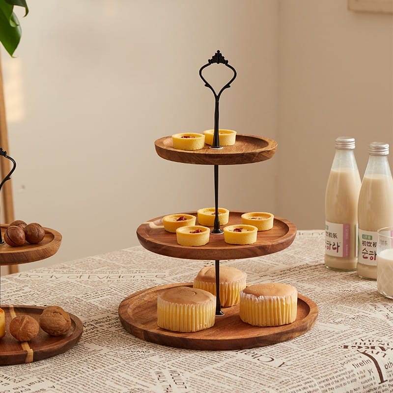 Zweistöckiges Serviertablett aus Holz mit Gebäck und Cupcakes. Ideal für den Heimgebrauch.