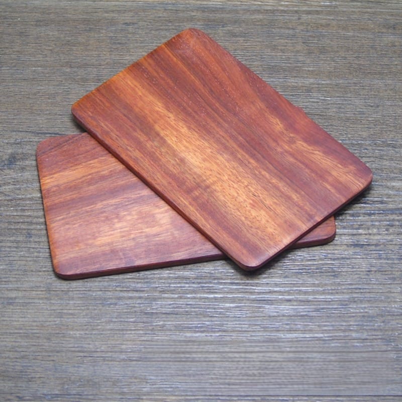 Zwei rechteckige Untersetzer aus Holz, ideal für eine persönliche Gravur.