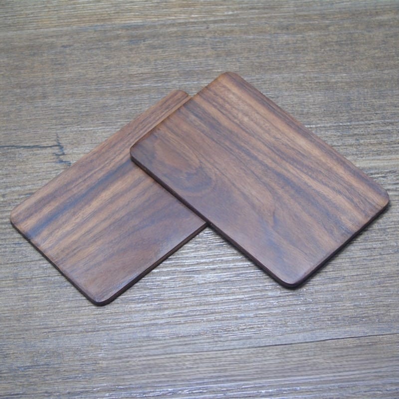 Zwei dunkelbraune Visitenkarten aus Holz, ideal zum Gravieren oder Beschriften. Visitenkarten aus Holz im Großhandel.