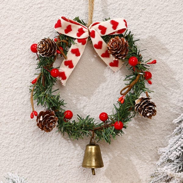 Mini-Weihnachtskranz mit Tannenzapfen, roten Beeren und einer Schleife mit Herzmuster. Perfekt für die Weihnachtsdekoration.