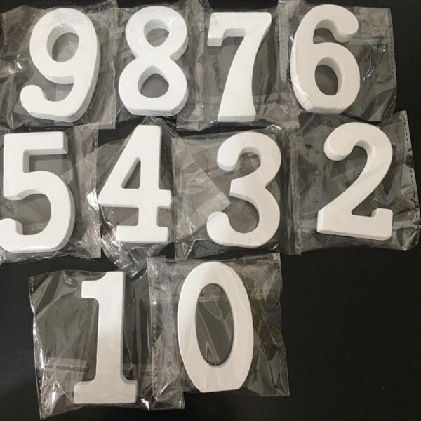 Set aus weißen 8cm Holzzahlen zum Basteln oder Dekorieren. Modernes Design.