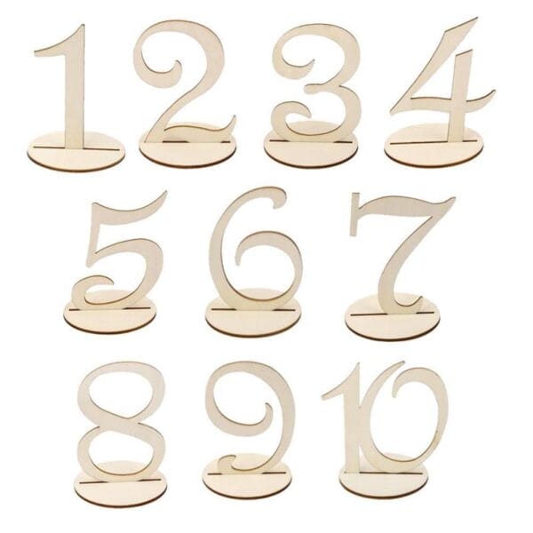 Set mit zehn hölzernen Tischnummern von 1 bis 10 mit Ständern, ideal für Hochzeiten und Partys. Holznummern im Großhandel.
