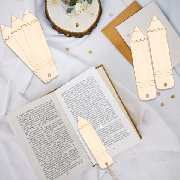 Bleistiftförmige Lesezeichen aus Holz mit Juteschnur, perfekt für DIY-Projekte.