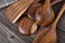 7-teiliges Kochbesteck aus dunklem Holz, bestehend aus Schöpfkelle, Pfannenwender und weiteren Küchenhelfern.